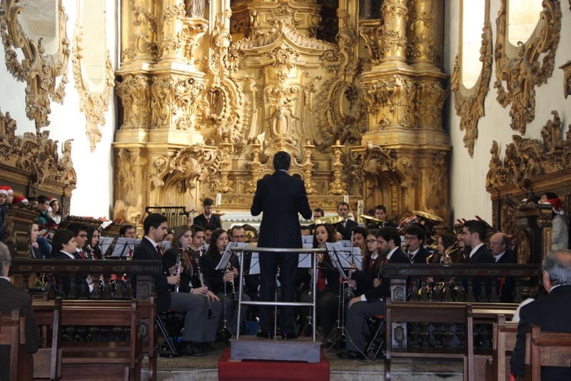 Concertos, caminhada, mercadinho e passeio de comboio
