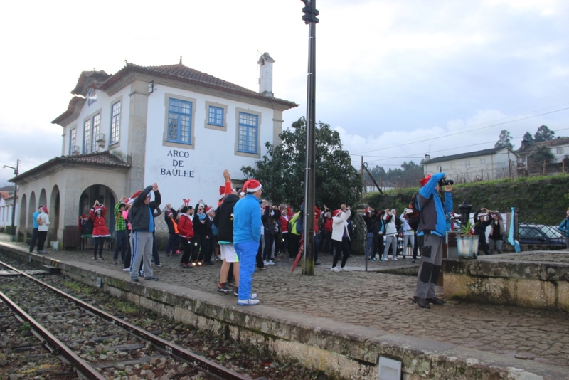 Concertos, caminhada, mercadinho e passeio de comboio