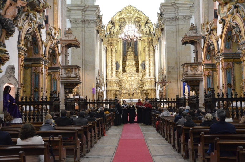 Concertos, caminhada, mercadinho e passeio de comboio