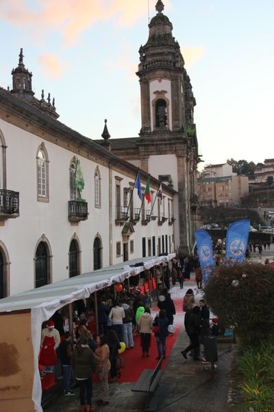 Concertos, caminhada, mercadinho e passeio de comboio