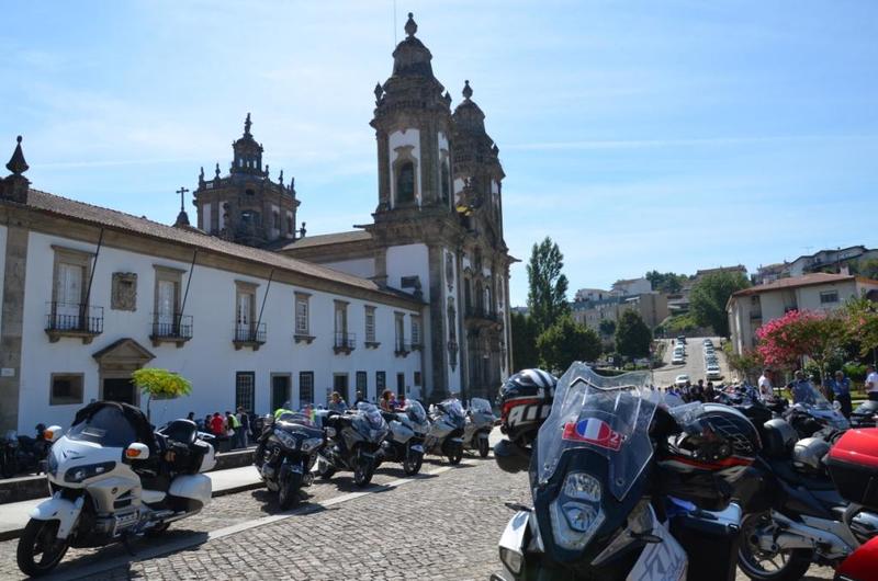 Mototuristas de catorze nacionalidades