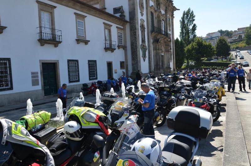 Mototuristas de catorze nacionalidades