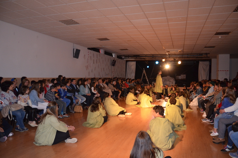 Grande produção teatral «Muro»