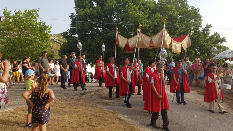 Procissão em honra da Senhora da Orada
