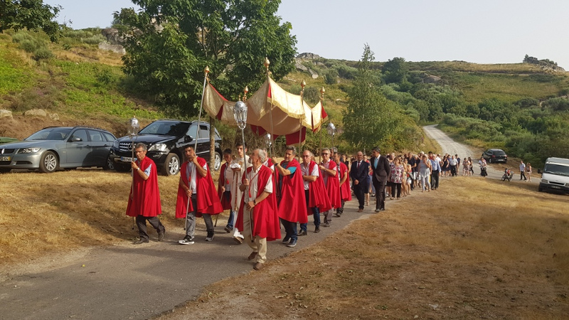 Procissão em honra da Senhora da Orada