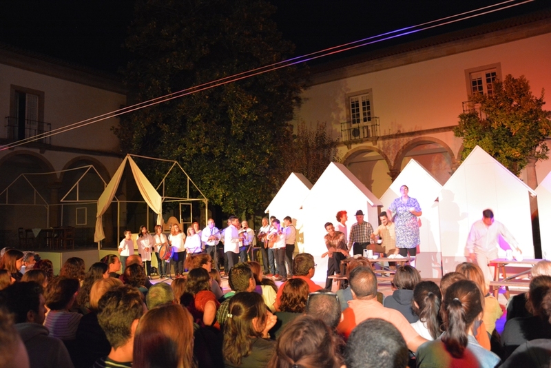 Teatro junta mais de 600 pessoas nos Claustros do Mosteiro