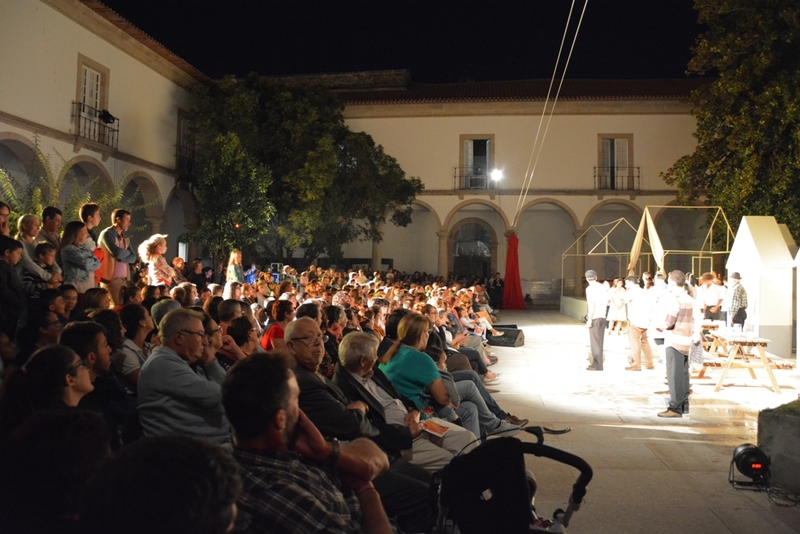 Teatro junta mais de 600 pessoas nos Claustros do Mosteiro