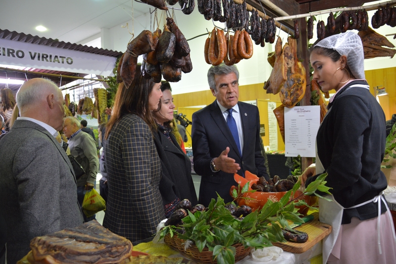 Leia mais sobre Presidente da Câmara inaugura 23.ª edição da Festa da Orelheira e do Fumeiro