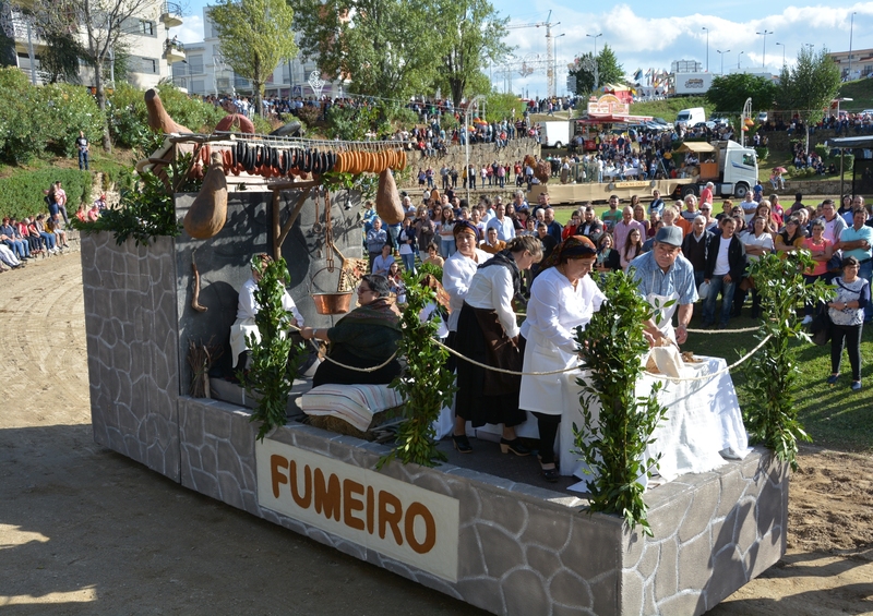 Leia mais sobre Cortejo Etnográfico apresentou «Da Terra para a Mesa»