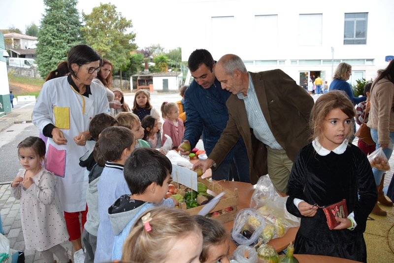 Leia mais sobre Vice-presidente da Câmara na Feira de Outono na Escola do Arco de Baúlhe