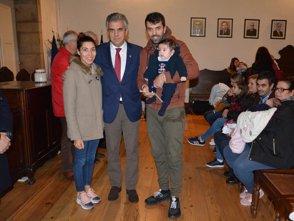 Presidente da Câmara a entregar subsídios à natalidade a uma mãe