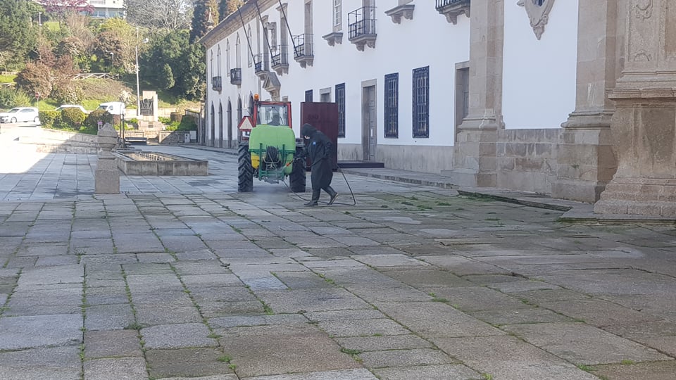 Desinfeta espaços públicos