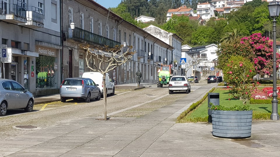 Desinfeta espaços públicos