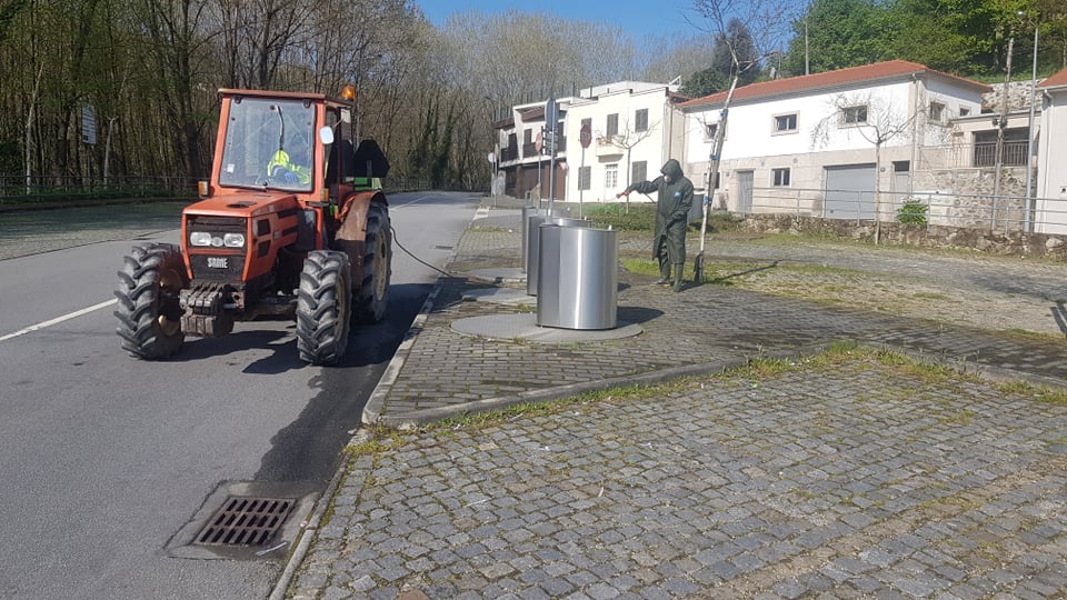 Desinfeta espaços públicos