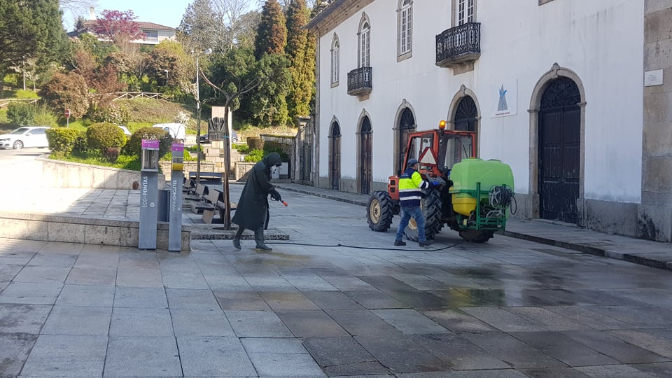 Desinfeta espaços públicos