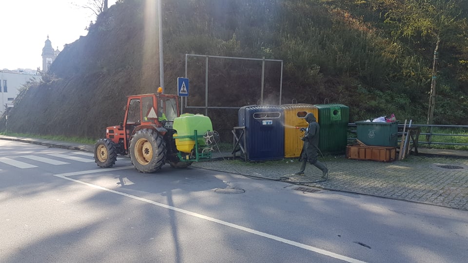 Desinfeta espaços públicos