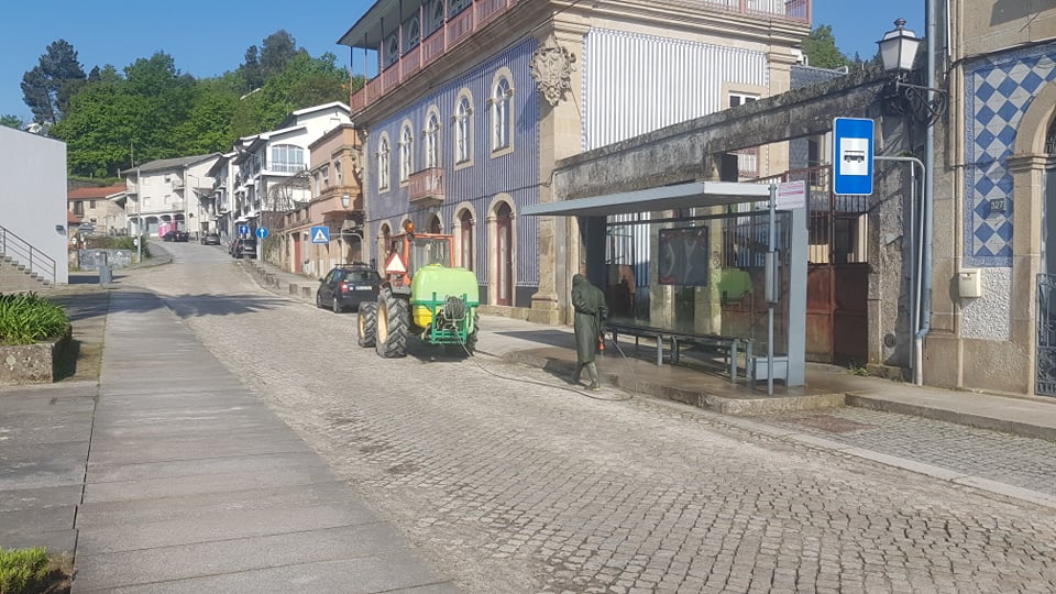 Desinfeta espaços públicos