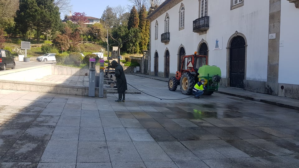 Desinfeta espaços públicos