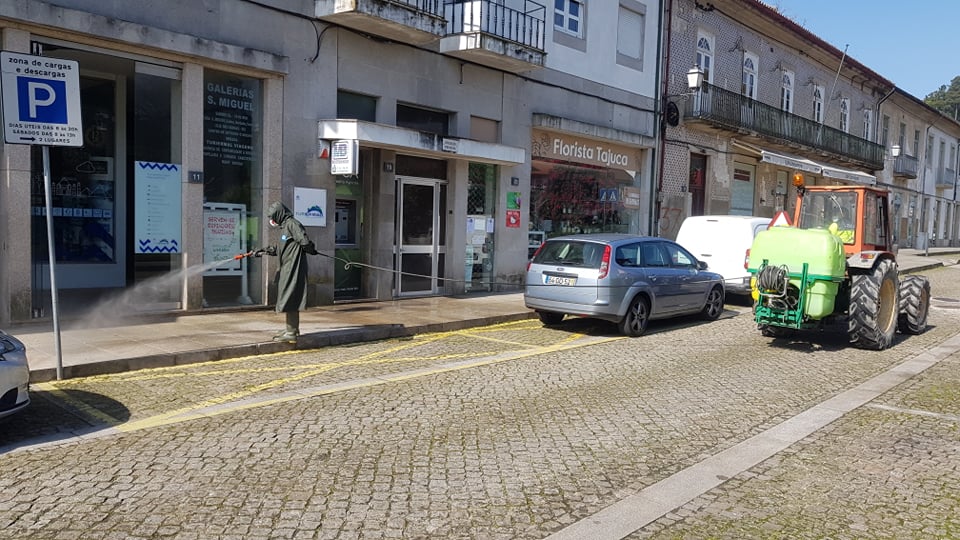 Desinfeta espaços públicos