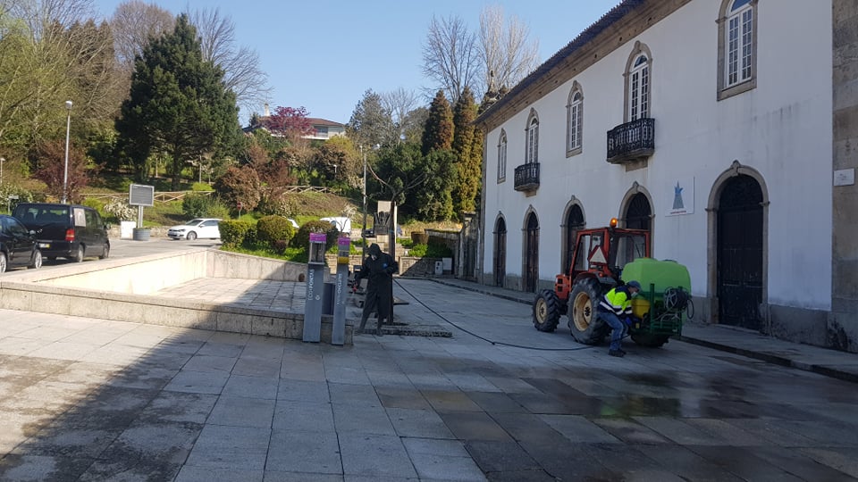 Desinfeta espaços públicos