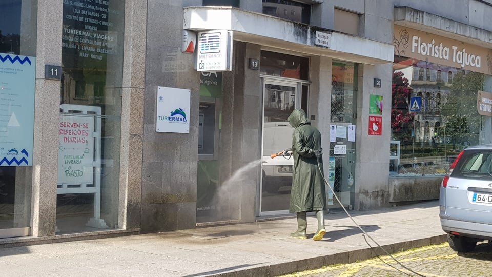 Desinfeta espaços públicos