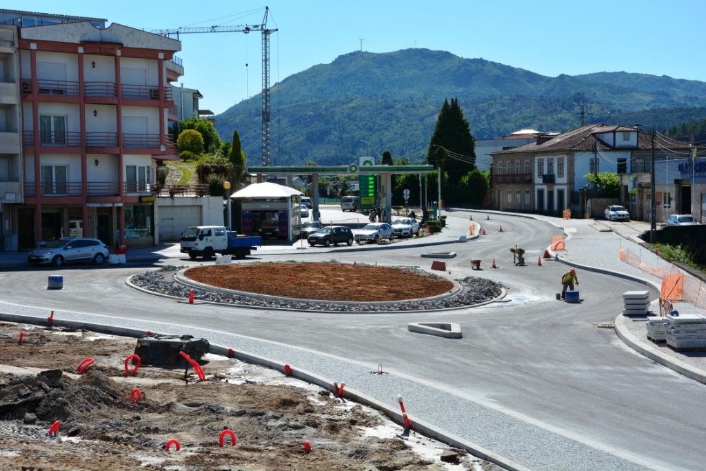 Avenida no Arco de Baúlhe