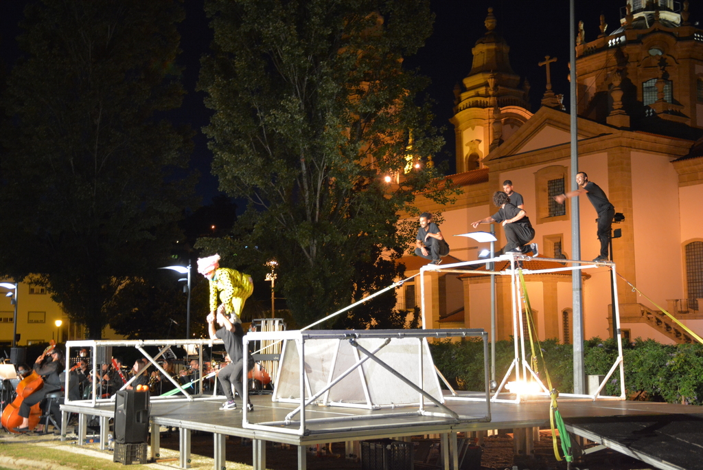 Projeto «De Volta à Praça» trouxe três espetáculos circenses