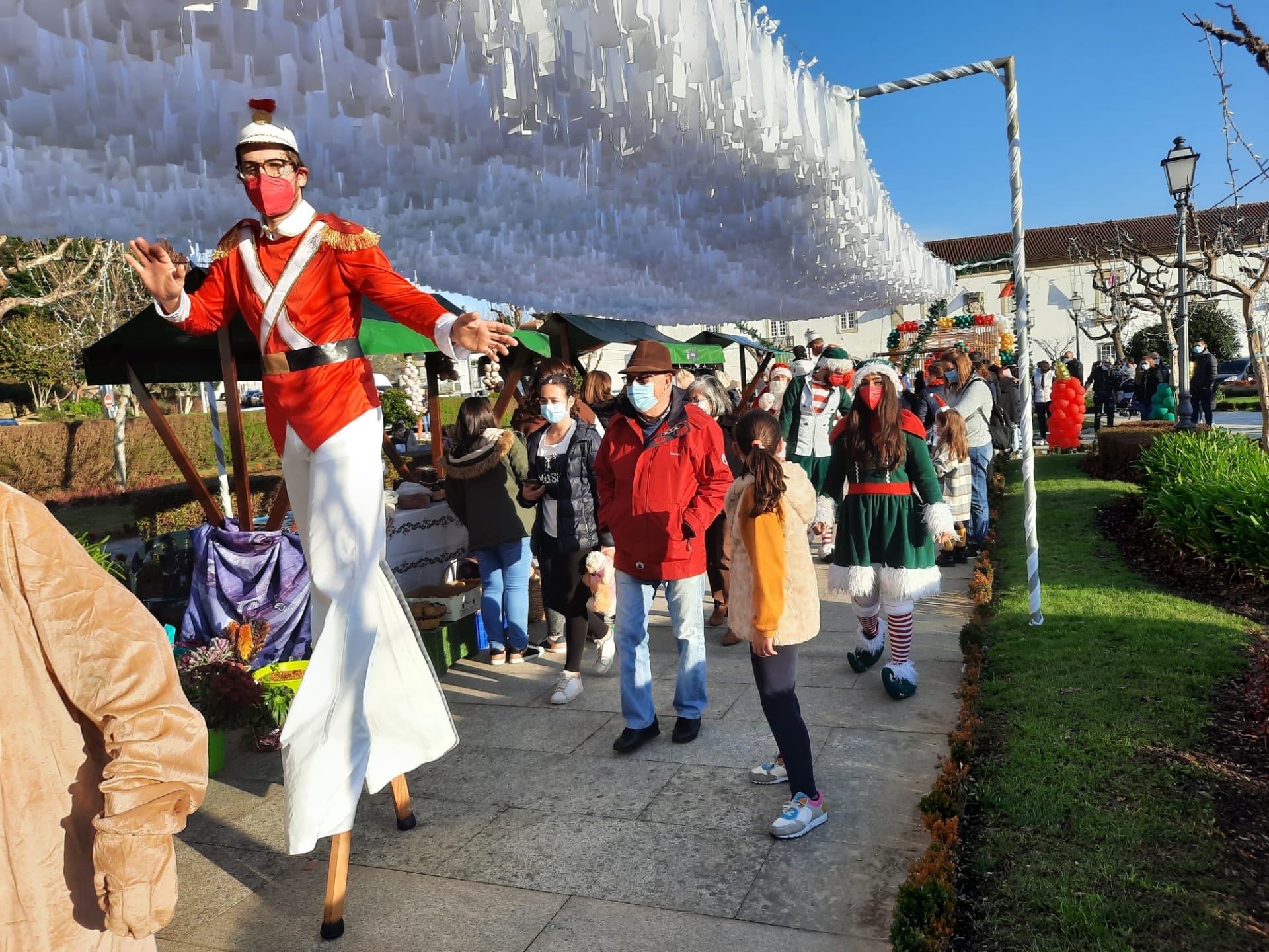 Parada de Natal e Mercadinho animaram Praça da República