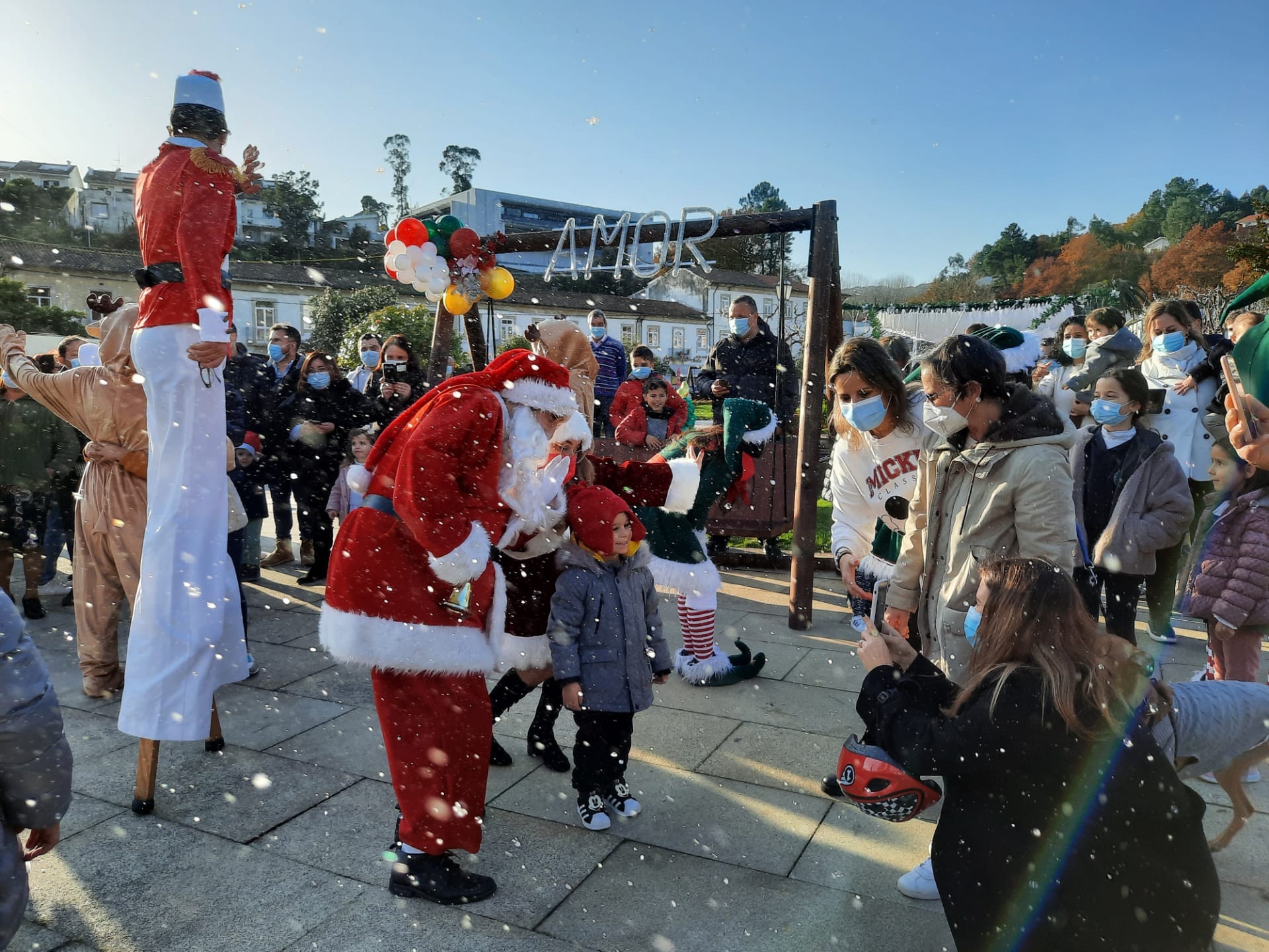 Parada de Natal e Mercadinho animaram Praça da República