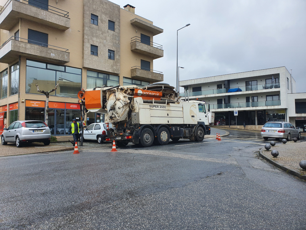 Câmara Municipal limpa espaços públicos e reforça circuitos de recolha de lixo