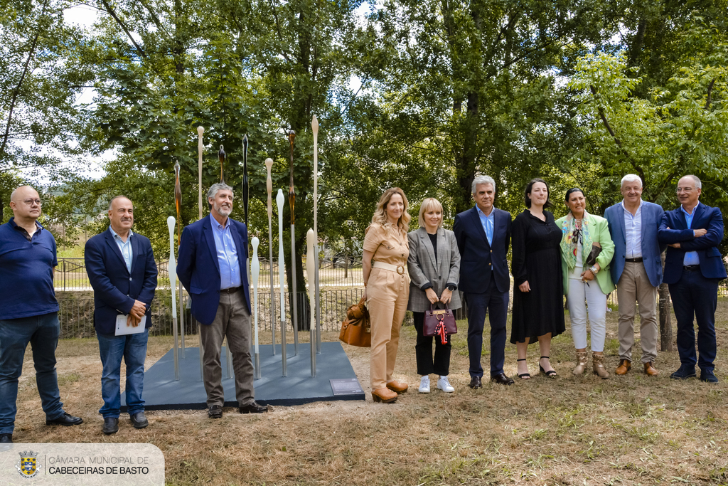 Leia mais sobre Presidente da Câmara inaugurou escultura em espaço público da artista