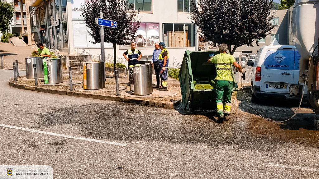 Câmara Municipal limpa e desinfeta contentores de lixo, ecopontos e viaturas de recolha