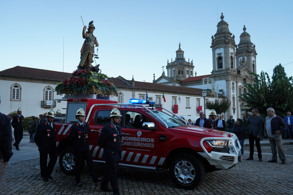 Leia mais sobre Majestosa Procissão em Honra de S. Miguel trouxe à rua