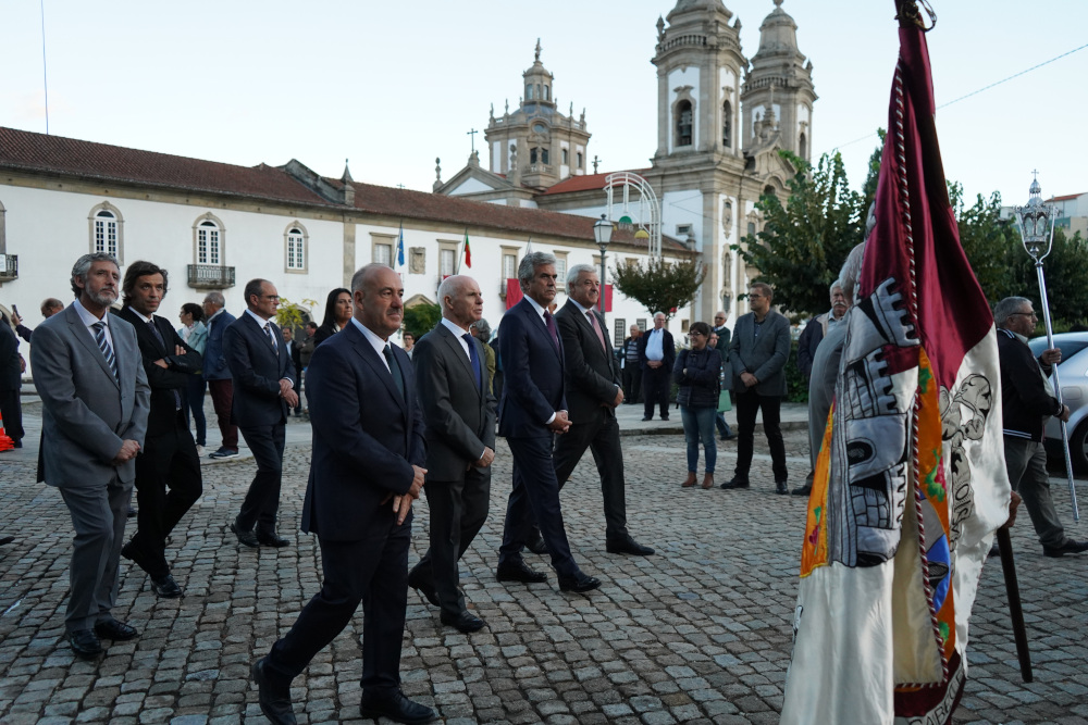 Majestosa Procissão em Honra de S. Miguel trouxe à rua 43 andores