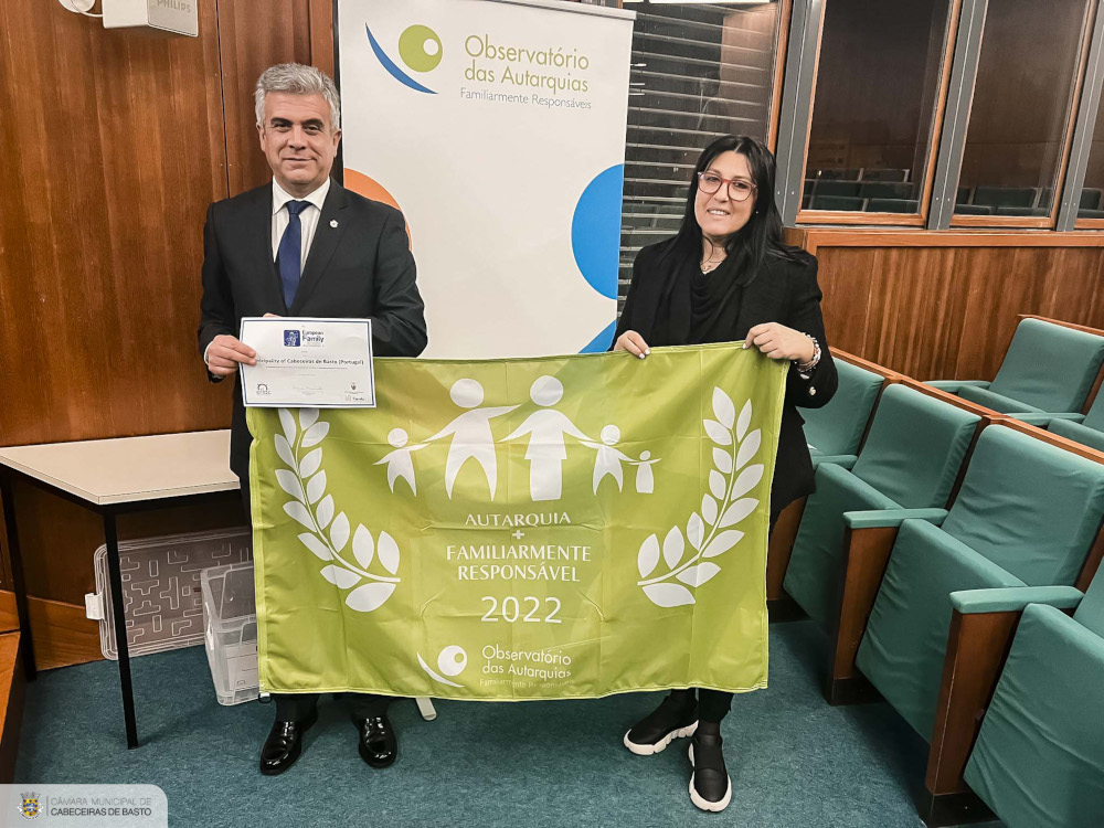 Presidente da Câmara recebeu bandeira de «Autarquia Mais Familiarmente Responsável» e diploma de adesão à Rede Europeia