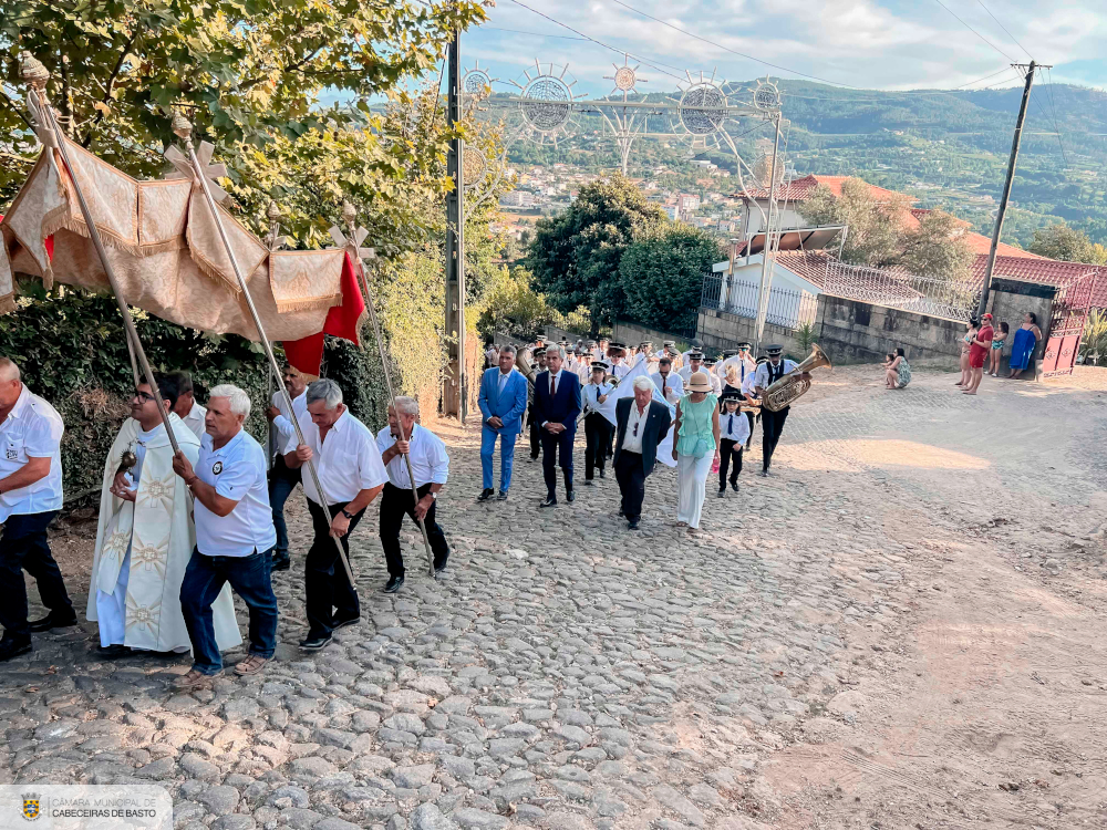 Presidente da Câmara na procissão em honra de Santa Bárbara em Pedraça