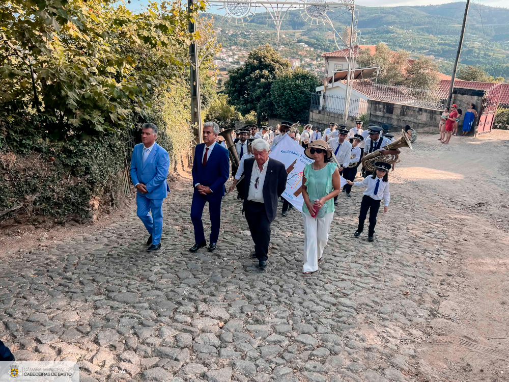 Presidente da Câmara na procissão em honra de Santa Bárbara em Pedraça