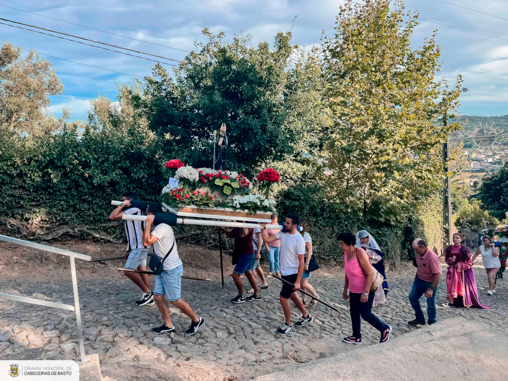 Presidente da Câmara na procissão em honra de Santa Bárbara em Pedraça