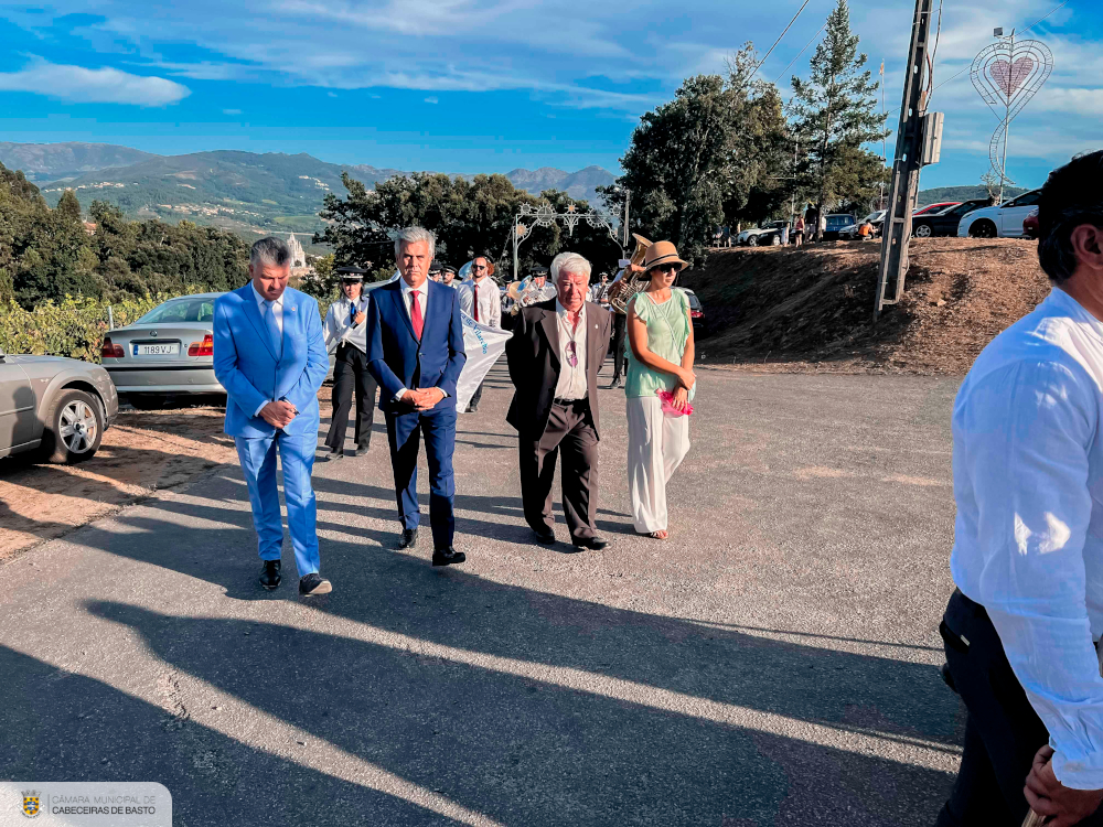 Presidente da Câmara na procissão em honra de Santa Bárbara em Pedraça