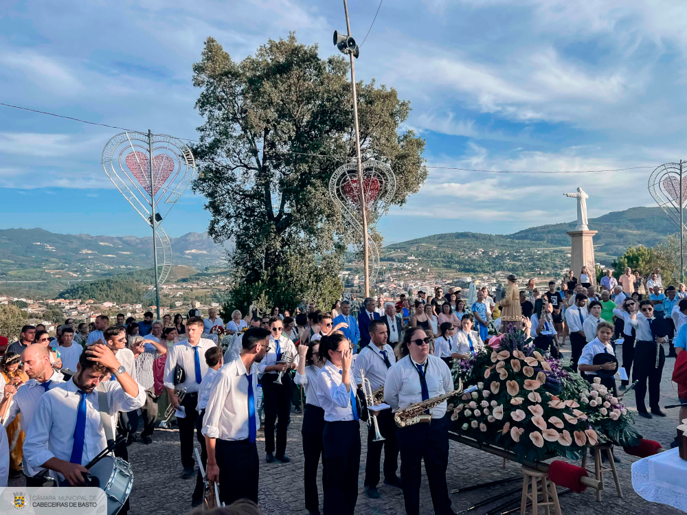 Presidente da Câmara na procissão em honra de Santa Bárbara em Pedraça