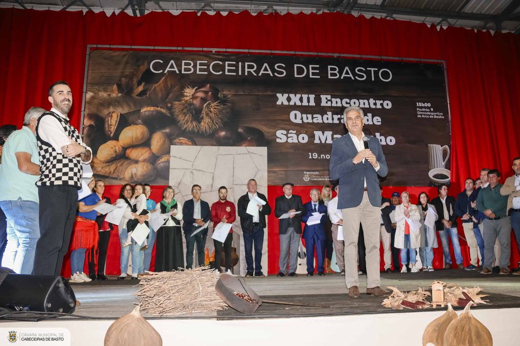 Leia mais sobre Encontro de Quadras de S. Martinho juntou 26 grupos no