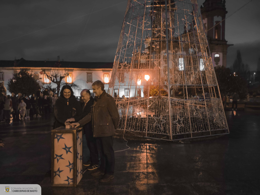 Iluminação, presépio e pista de gelo