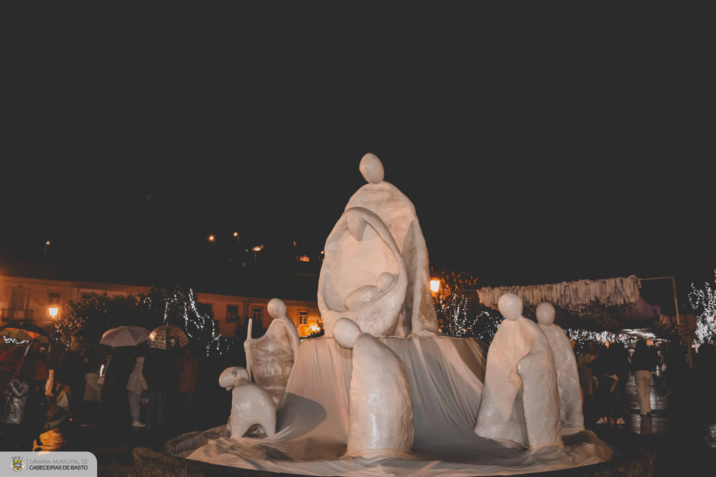 Iluminação, presépio e pista de gelo