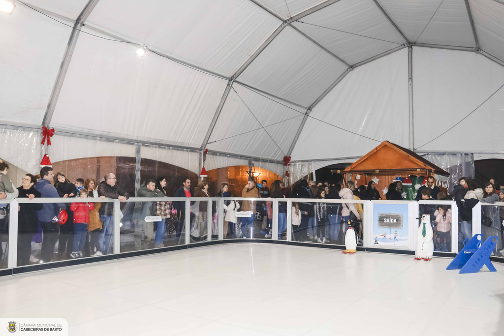Iluminação, presépio e pista de gelo