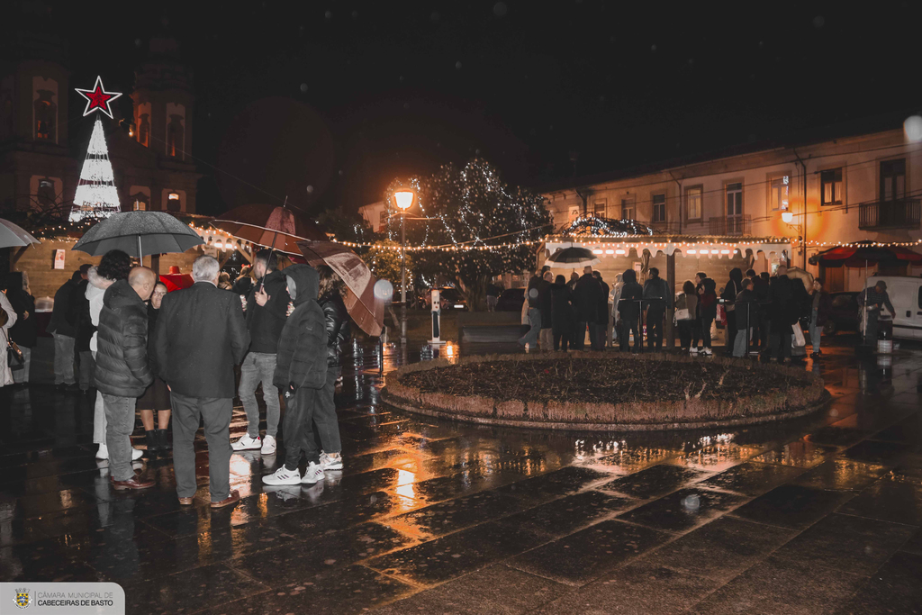 Iluminação, presépio e pista de gelo