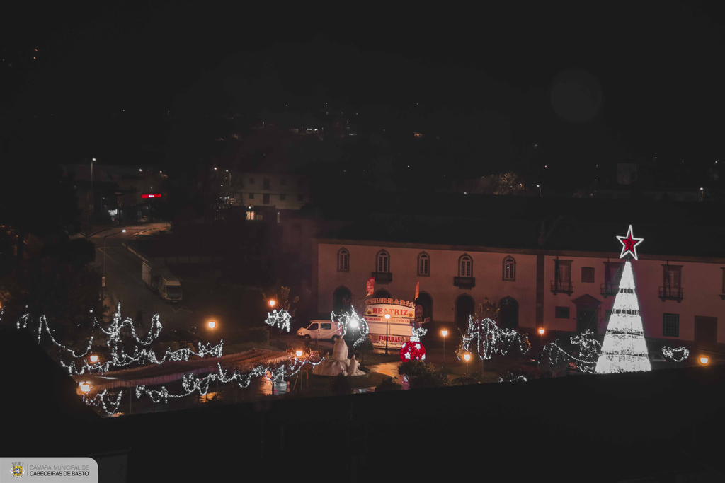 Iluminação, presépio e pista de gelo