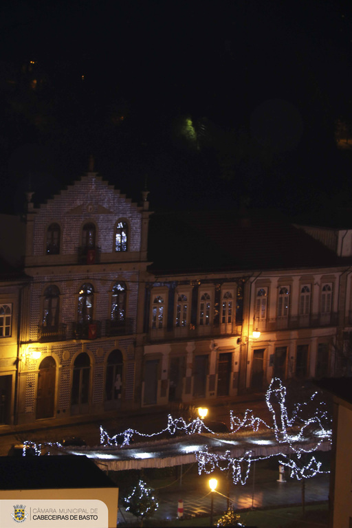 Iluminação, presépio e pista de gelo