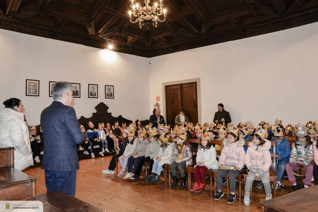 Crianças cantaram os Reis ao presidente da Câmara Municipal