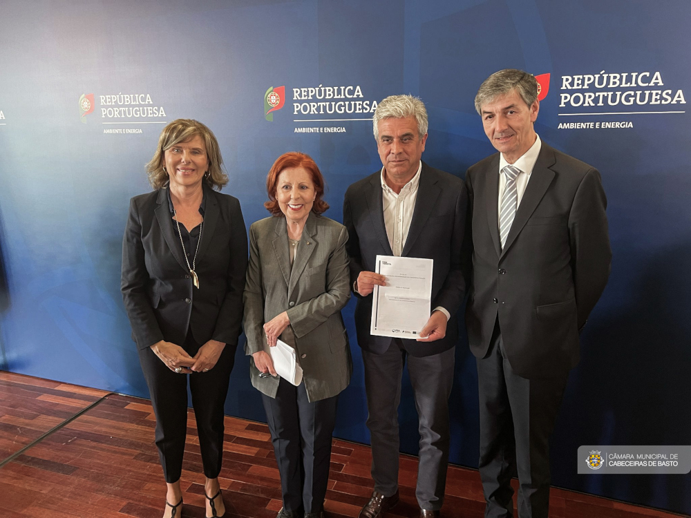 Leia mais sobre Presidente da Câmara contratualiza investimento para aquisição de autocarro elétrico