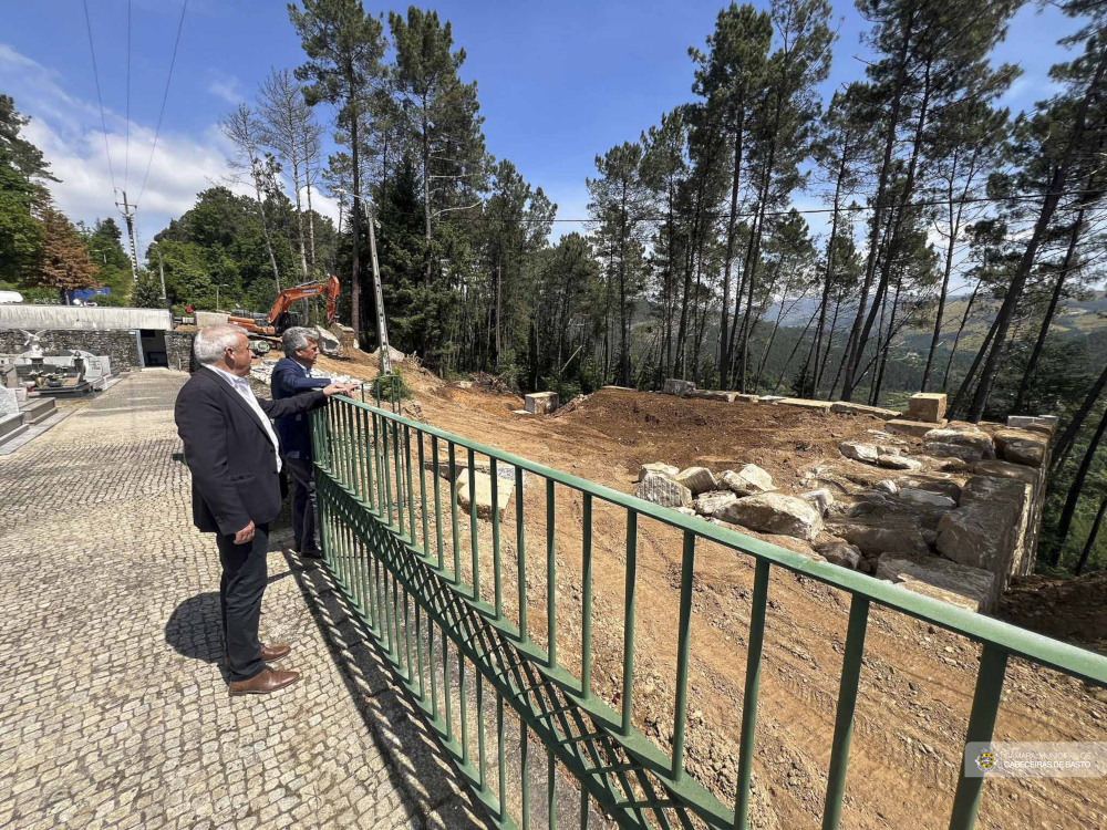 Leia mais sobre Presidente da Câmara visitou obras de alargamento do Cemitério Municipal